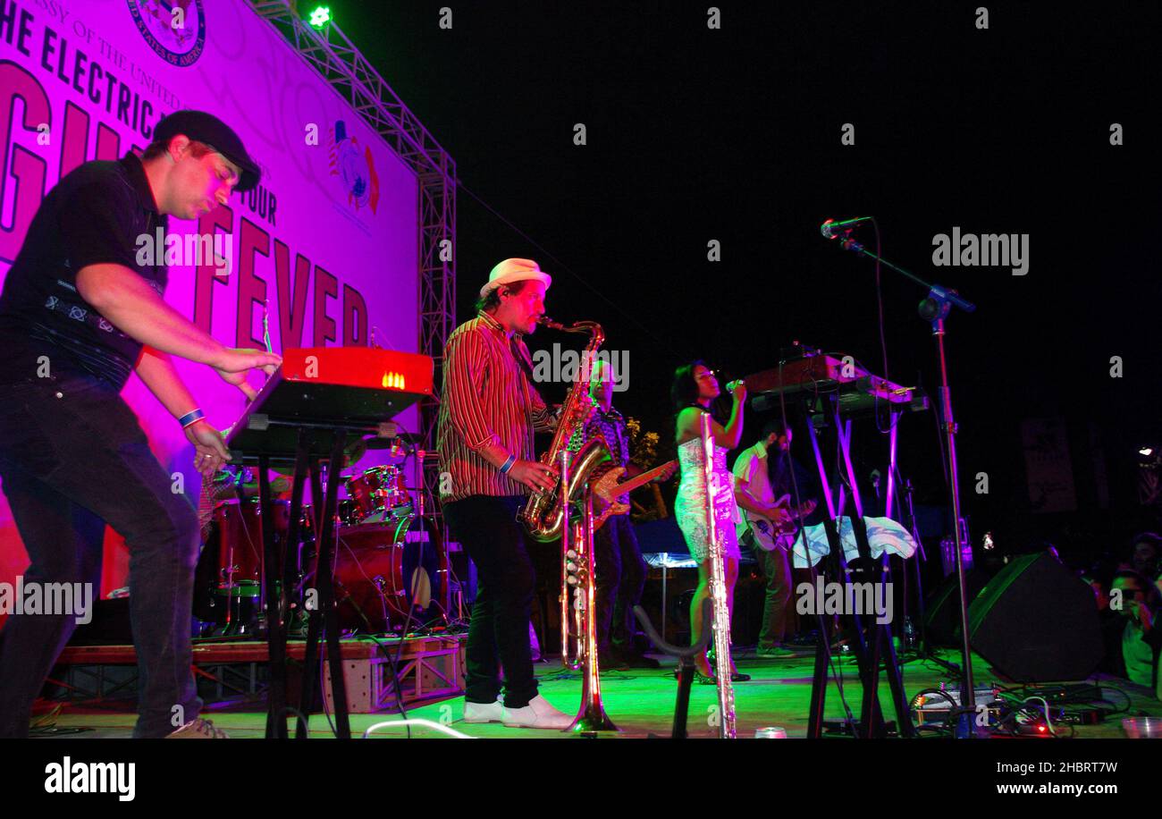 2010s Vietnam: PEPFAR, Ambassade des États-Unis hôte de la fièvre dengue concert à Hanoi ca.26 novembre 2011 Banque D'Images