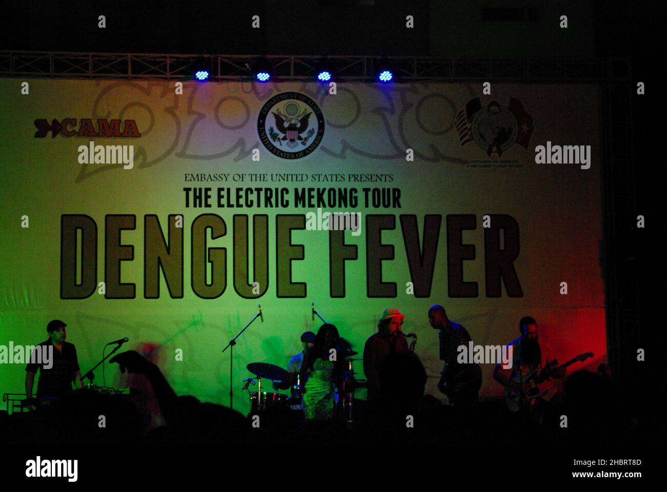 2010s Vietnam: PEPFAR, Ambassade des États-Unis hôte de la fièvre dengue concert à Hanoi ca.26 novembre 2011 Banque D'Images