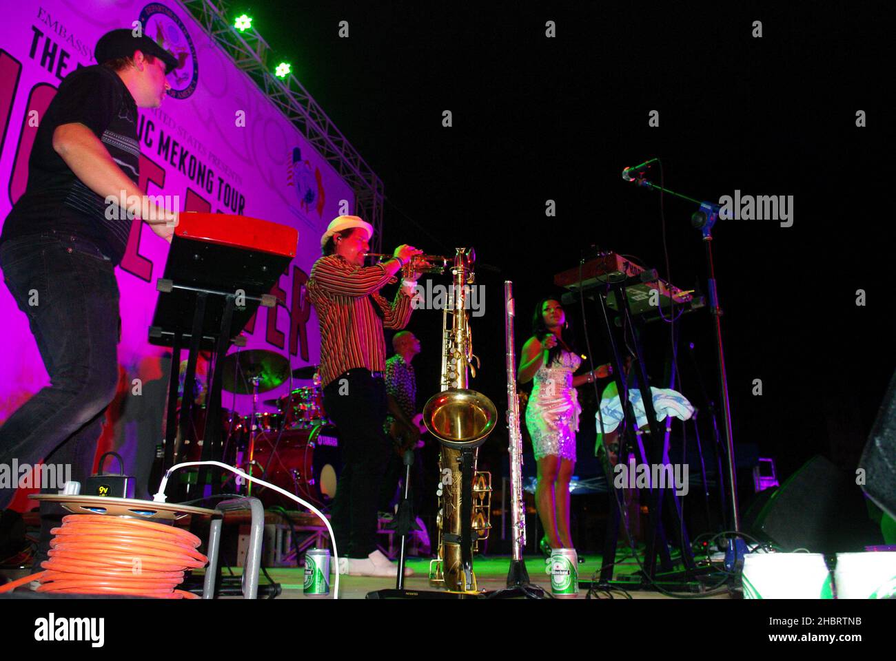 2010s Vietnam: PEPFAR, Ambassade des États-Unis hôte de la fièvre dengue concert à Hanoi ca.26 novembre 2011 Banque D'Images