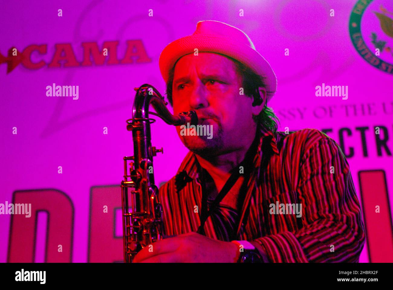 2010s Vietnam: PEPFAR, Ambassade des États-Unis hôte de la fièvre dengue concert à Hanoi ca.26 novembre 2011 Banque D'Images