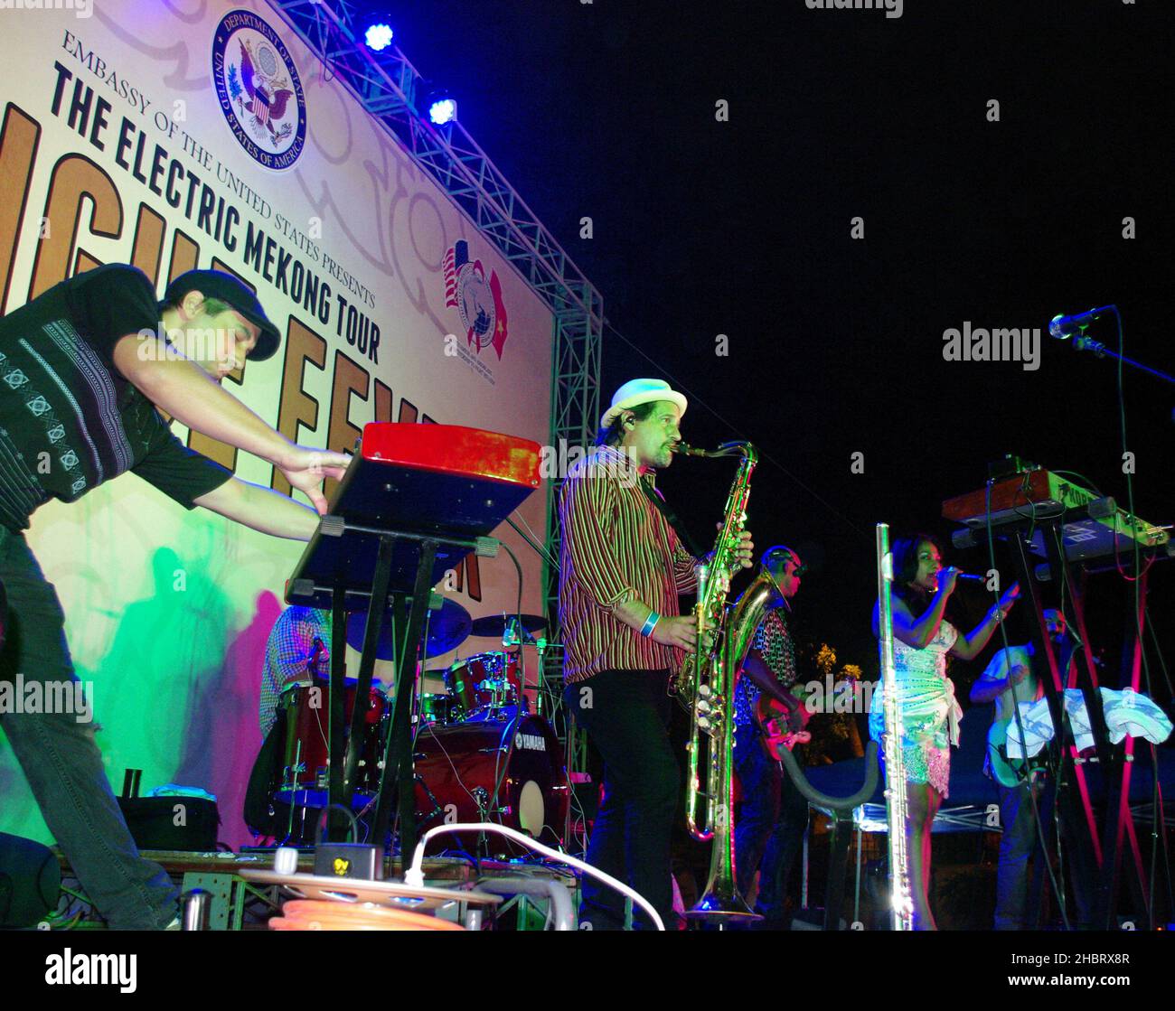 2010s Vietnam: PEPFAR, Ambassade des États-Unis hôte de la fièvre dengue concert à Hanoi ca.26 novembre 2011 Banque D'Images