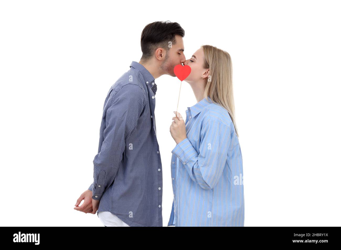 Couple mignon avec coeur isolé sur fond blanc Banque D'Images