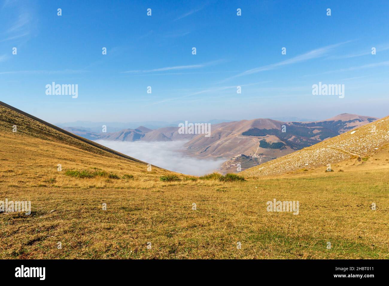 Parc national Monti Sibillini, vue de Castelluccio di Norcia de Forca Viola, Castelsantangelo sul Nera, Marche, Italie, Europe Banque D'Images