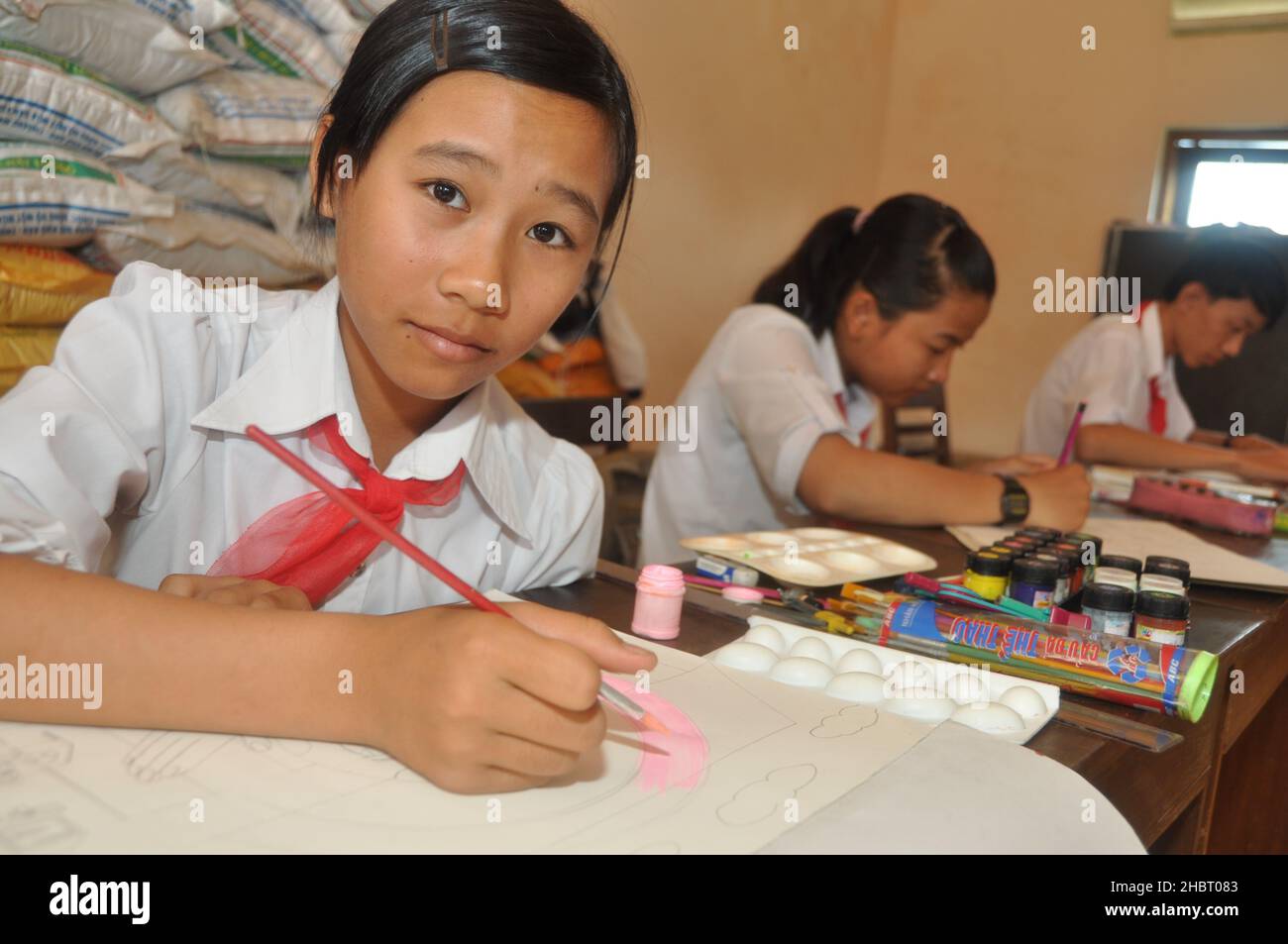 2010s Vietnam: Les étudiants de Kon Tum créent des œuvres d'art sur l'importance des soins de la vue ca.19 avril 2012 Banque D'Images