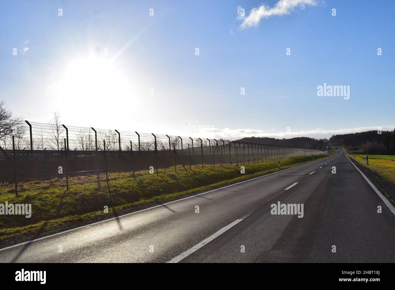 Route publique droite parallèle à la Nordschleife à Döttinger Höhe en hiver Banque D'Images