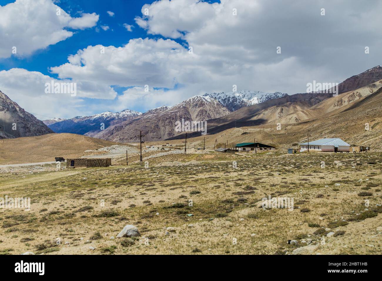 Village dans la vallée de la rivière Gunt dans les montagnes de Pamir, Tadjikistan Banque D'Images