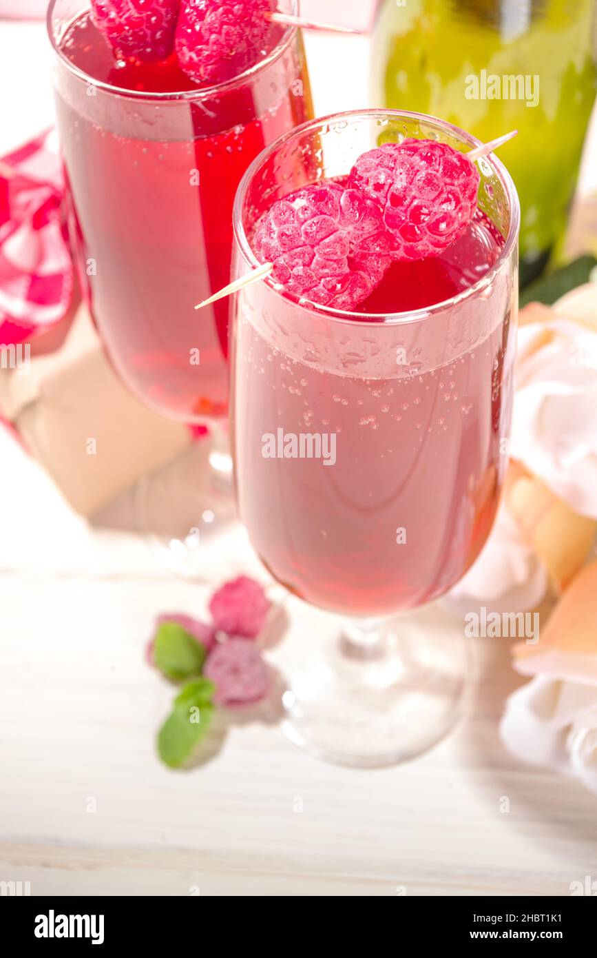 Cocktail rouge mimosas pour la Saint-Valentin.Boisson mimosa classique au  décor de jus de framboise, framboise et menthe.Avec boîte cadeau pour la  Saint-Valentin, fleur de rose Photo Stock - Alamy