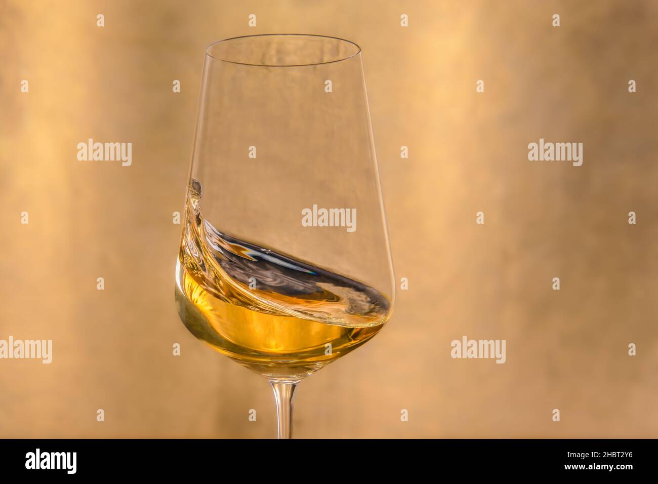 Gros plan d'un verre de vin doré Banque D'Images