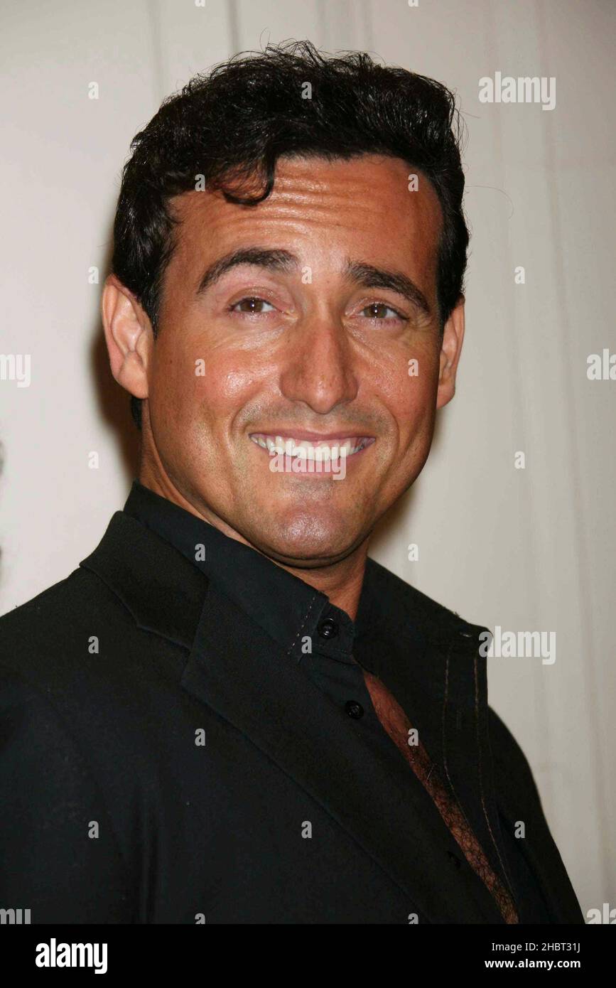 Carlos Marin, d'il Divo, assiste à la représentation nocturne d'ouverture de 'A Chorus Line' au Gerald Schoenfeld Theatre à New York le 5 octobre 2006.Crédit photo : Henry McGee/MediaPunch Banque D'Images