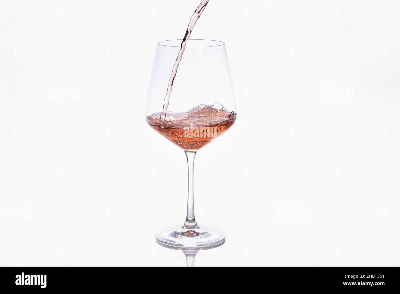 Vin mousseux versé dans un verre Banque D'Images