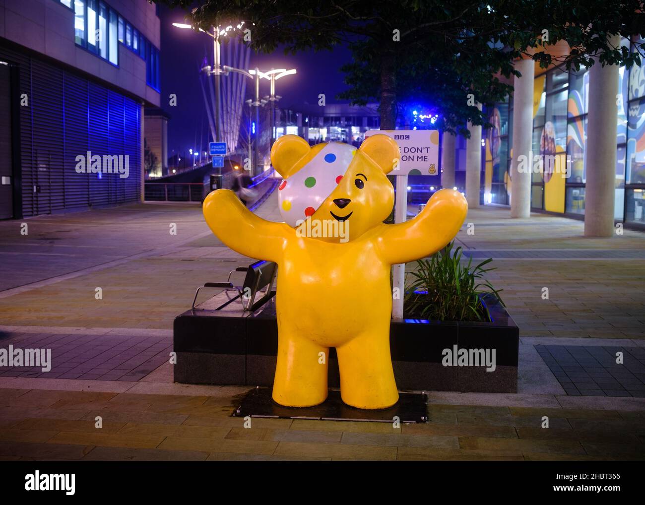 Les enfants dans le besoin de charité Pudsey portent une mascotte Banque D'Images