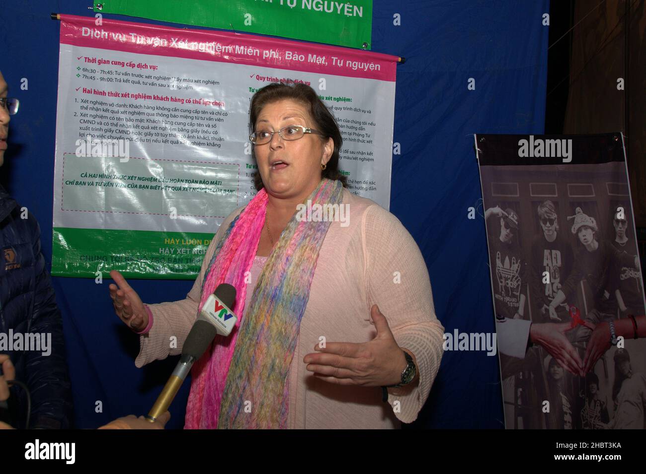 2010s Vietnam: Claire Pierangelo, chef adjointe de la mission de l'ambassade des États-Unis, parle à l'ouverture de l'exposition de photos à Hanoï. CA.18 décembre 2012 Banque D'Images