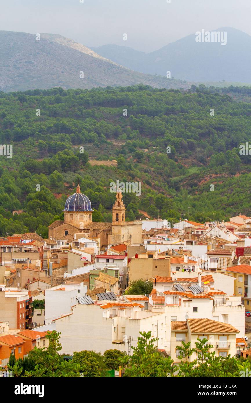 Vue de dessus le village espagnol de Navajas une municipalité dans la comarca de Alto Palancia, Castellón, Valence, Espagne Banque D'Images