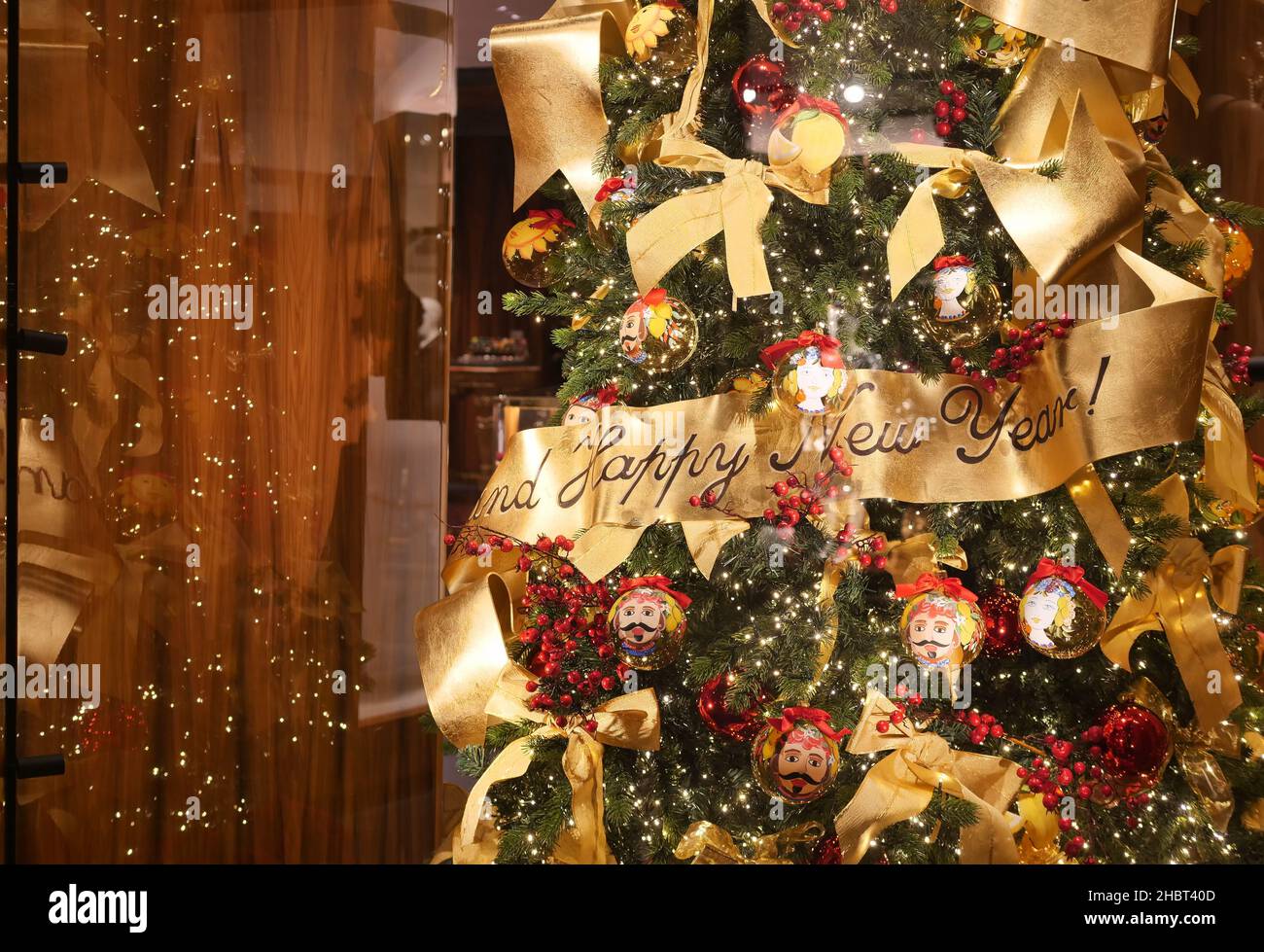 Décorations de Noël dans la boutique Dolce Gabbana dans la rue Montenapoleone Milan, Lombardie, Italie Banque D'Images