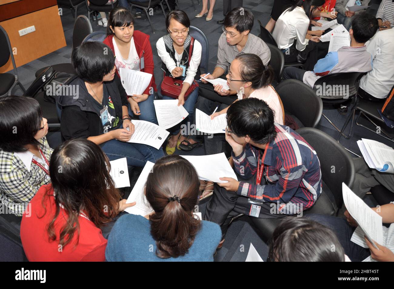 2010s Vietnam: Les étudiants vietnamiens de l'université se joignent à l'exercice de Mashup de plan d'affaires ca.16 novembre 2012 Banque D'Images