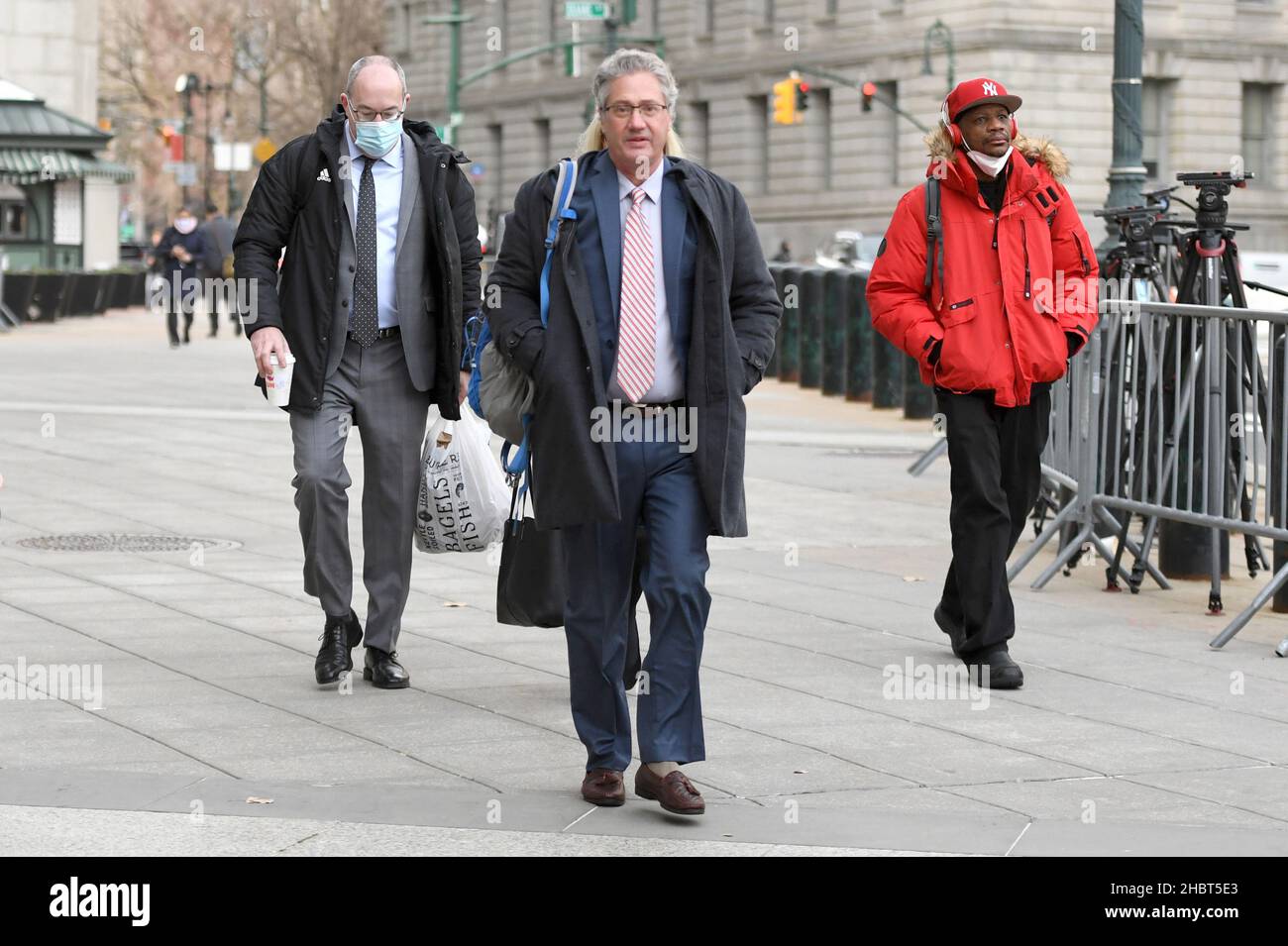 L'avocat de la défense Jeffrey Pagliuca (au centre) arrive au palais de justice fédéral dans le district sud de New York pour le procès de Ghislaine Maxwell, New York, NY, le 21 décembre 2021.Un jury a entamé ses délibérations sur la question de savoir si la socialite britannique est un prédateur dangereux qui a recruté des adolescents victimes d’abus sexuels par le financier Jeffrey Epstein, comme l’affirment les procureurs.(Photo par Anthony Behar/Sipa USA) Banque D'Images