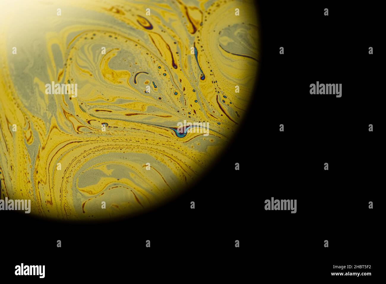 Planète jaune psychédélique abstraite dans les ténèbres de l'univers.Gros plan de la bulle de savon comme une planète extraterrestre sur fond sombre Banque D'Images