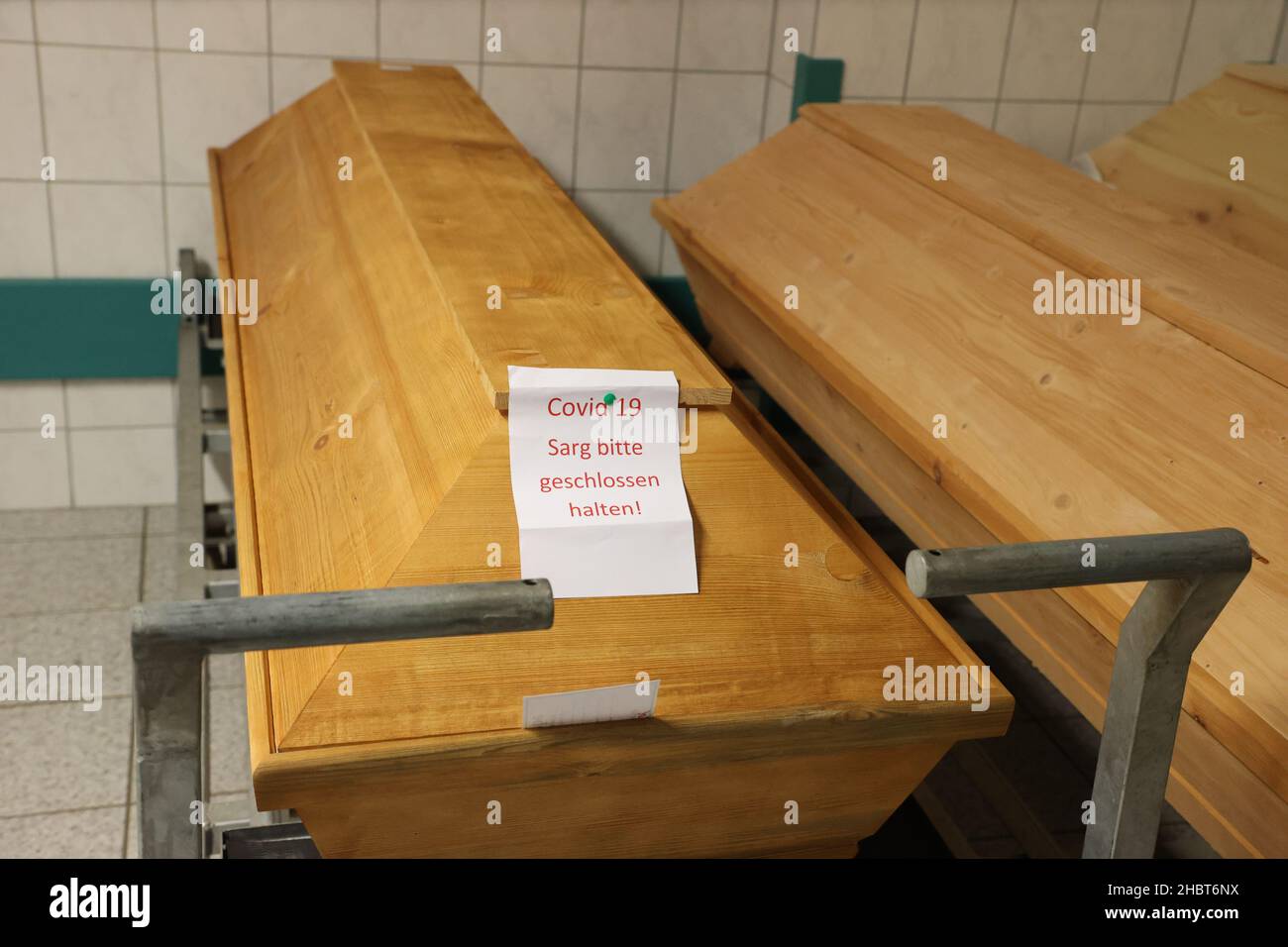 PRODUCTION - 17 décembre 2021, Thuringe, Erfurt: 'COVID 19 Casket Please Keep Closed' est écrit sur un Caket dans l'installation de stockage frigorifique de la ville.Photo: Bodo Schackow/dpa-zentralbild/dpa Banque D'Images