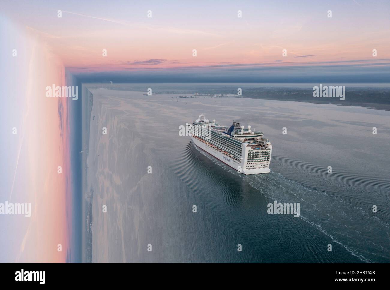 La croisière d'Azura en bateau P&O Cruises arrive au port de Southampton. L'industrie de la croisière fait face à un autre confinement, elle navigue près du bord Banque D'Images