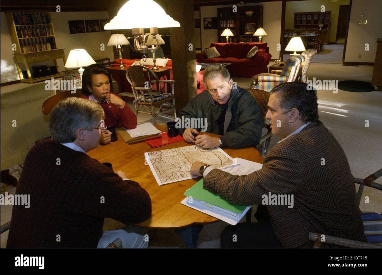 Le président George W. Bush reçoit un exposé lors d'une réunion avec le directeur de la CIA, George Tenet, à droite, la conseillère à la sécurité nationale, Condoleezza Rice, et le chef d'état-major, Andy Card, à Camp David, le samedi 29 septembre 2001 Banque D'Images