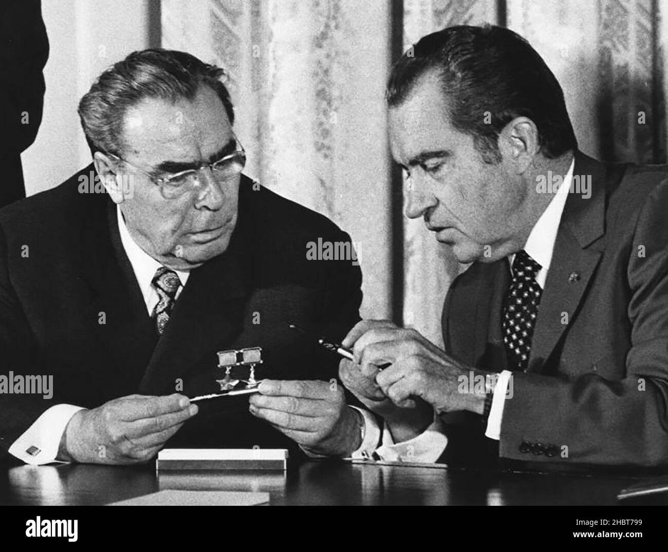Le dirigeant soviétique Leonid Brejnev (à gauche) et le président américain Richard Nixon le peuvent.1 octobre 1973 Banque D'Images