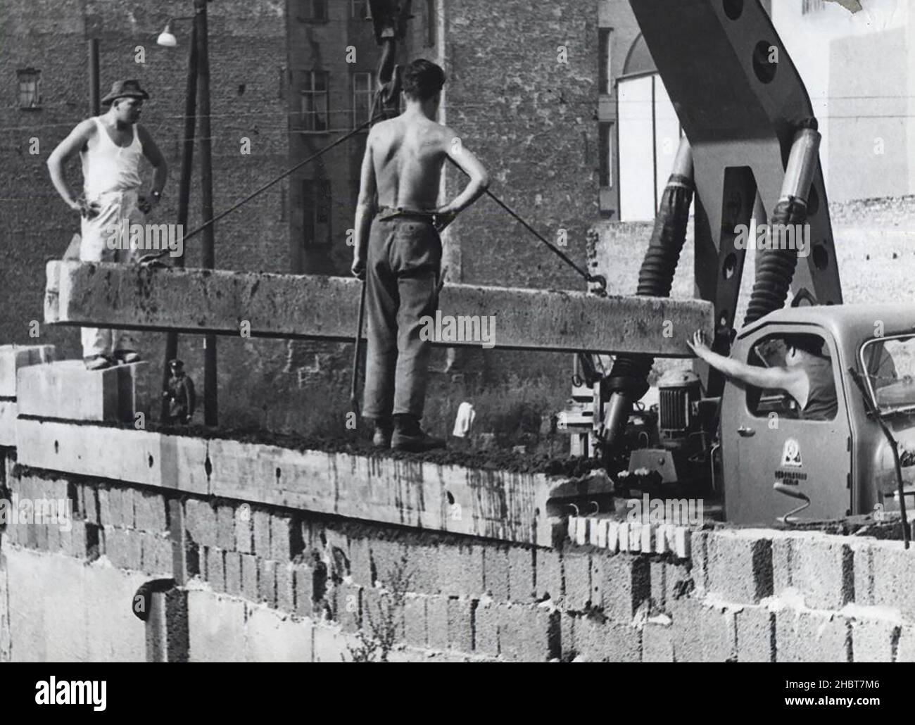 13 octobre 1961.Les ouvriers du bâtiment de l'Allemagne de l'est élèvent la hauteur du mur de Berlin pour faire obstacle à la vue de l'Occident Banque D'Images