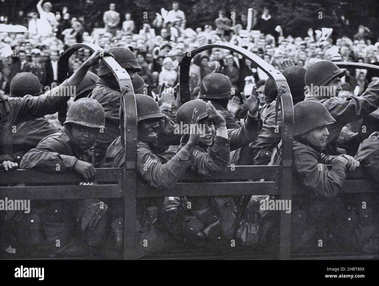 20 août 1961.Les West Berliners se félicitent de l'arrivée des renforts américains du First Battle Group, 18th Army, U. S. Infantry Banque D'Images