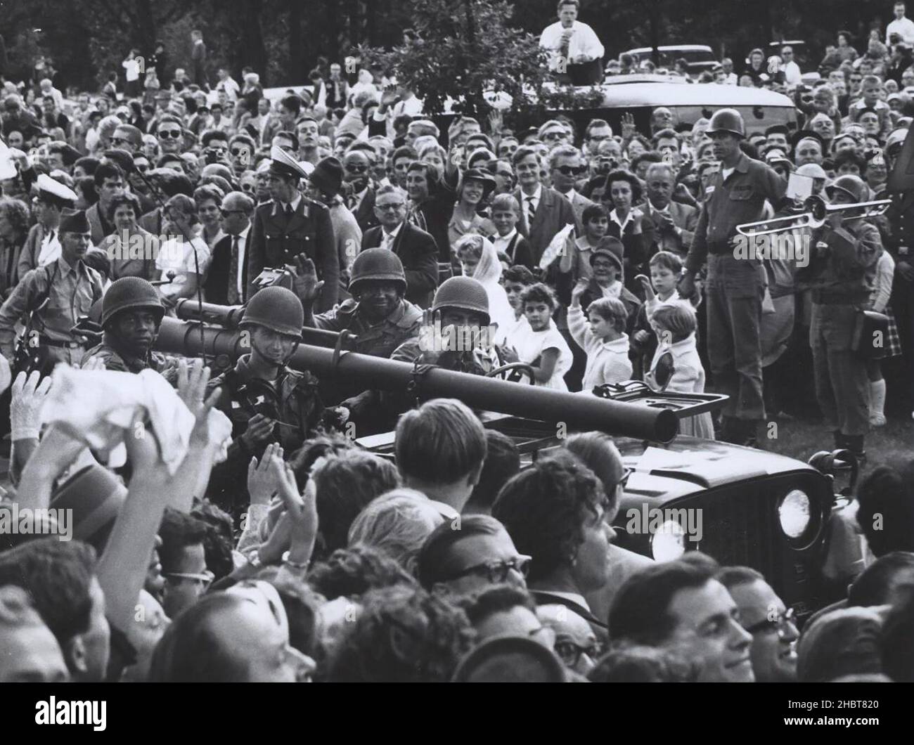 20 août 1961.Des renforts américains, tirés du premier groupement tactique de l'armée de 18th, US Infantry, arrivent à Berlin-Ouest lors de la visite du vice-président Lyndon B. Johnson Banque D'Images