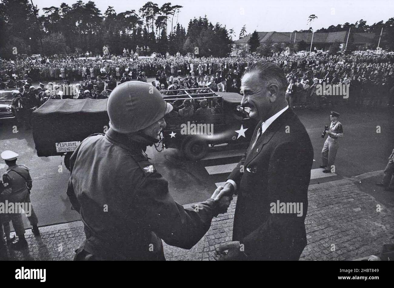 20 août 1961.Au cours de sa visite à Berlin-Ouest, le vice-président Lyndon B. Johnson salue le colonel Glover S. Johns Jr., commandant du premier groupement tactique, 18th Army, U. S. Infantry Banque D'Images