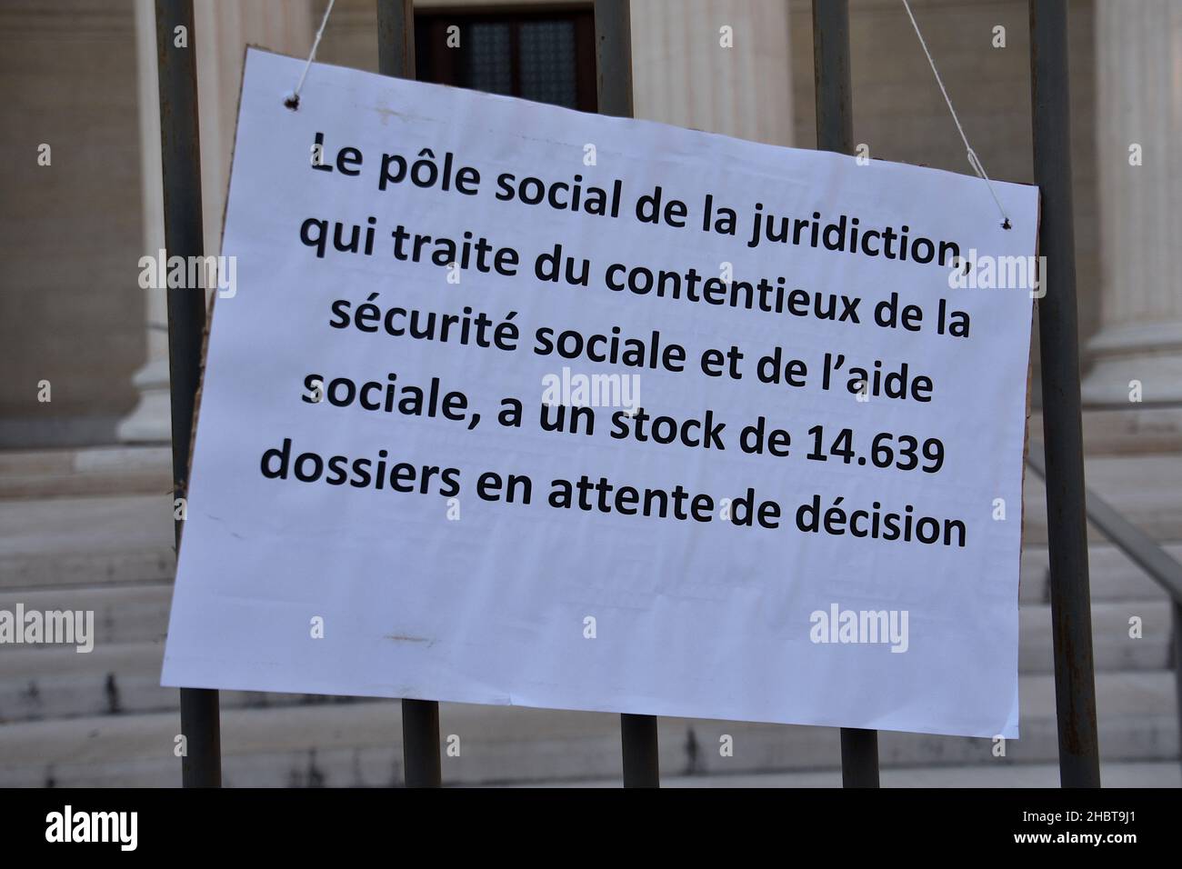 Marseille, France.18th décembre 2021.Un écriteau vu accroché à la porte du Palais de Justice à Marseille. Magistrats, avocats et greffiers de toute la France se sont mobilisés pour une journée de grève pour dénoncer leur manque de ressources face au nombre de cas à traiter.À Marseille, ils se sont rassemblés devant le palais de justice et ont laissé des panneaux accrochés aux rambardes.(Photo de Gerard Bottino/SOPA Images/Sipa USA) crédit: SIPA USA/Alay Live News Banque D'Images