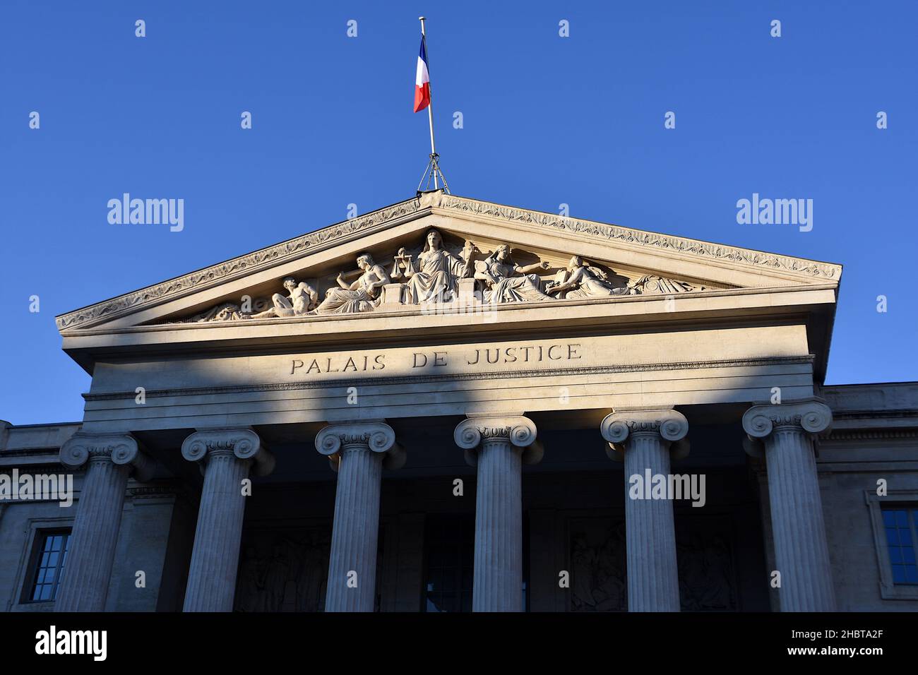 Marseille, France.18th décembre 2021.Vue du palais de justice de Marseille. Magistrats, avocats et greffiers de toute la France se sont mobilisés pour une journée de grève afin de dénoncer leur manque de ressources face au nombre de cas à traiter.À Marseille, ils se sont rassemblés devant le palais de justice et ont laissé des panneaux accrochés aux rambardes.(Image de crédit : © Gerard Bottino/SOPA Images via ZUMA Press Wire) Banque D'Images