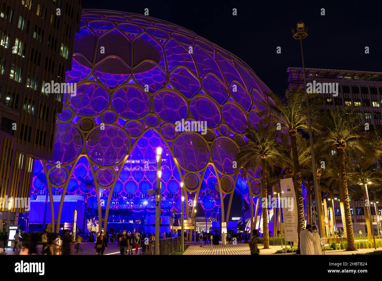 Dubaï, Émirats arabes Unis, 09.12.2021.Al Wasl Plaza à l'Expo 2020 Dubai la nuit, dôme en métal lumineux bleu au centre du site de l'Expo. Banque D'Images