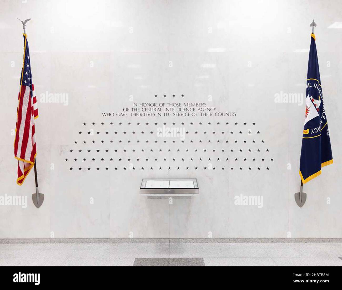 Le mur commémoratif au siège de la CIA, en mai 2021, avec l'ajout de quatre étoiles au-dessus de l'inscription pour la première fois. CA.25 mai 2021 Banque D'Images