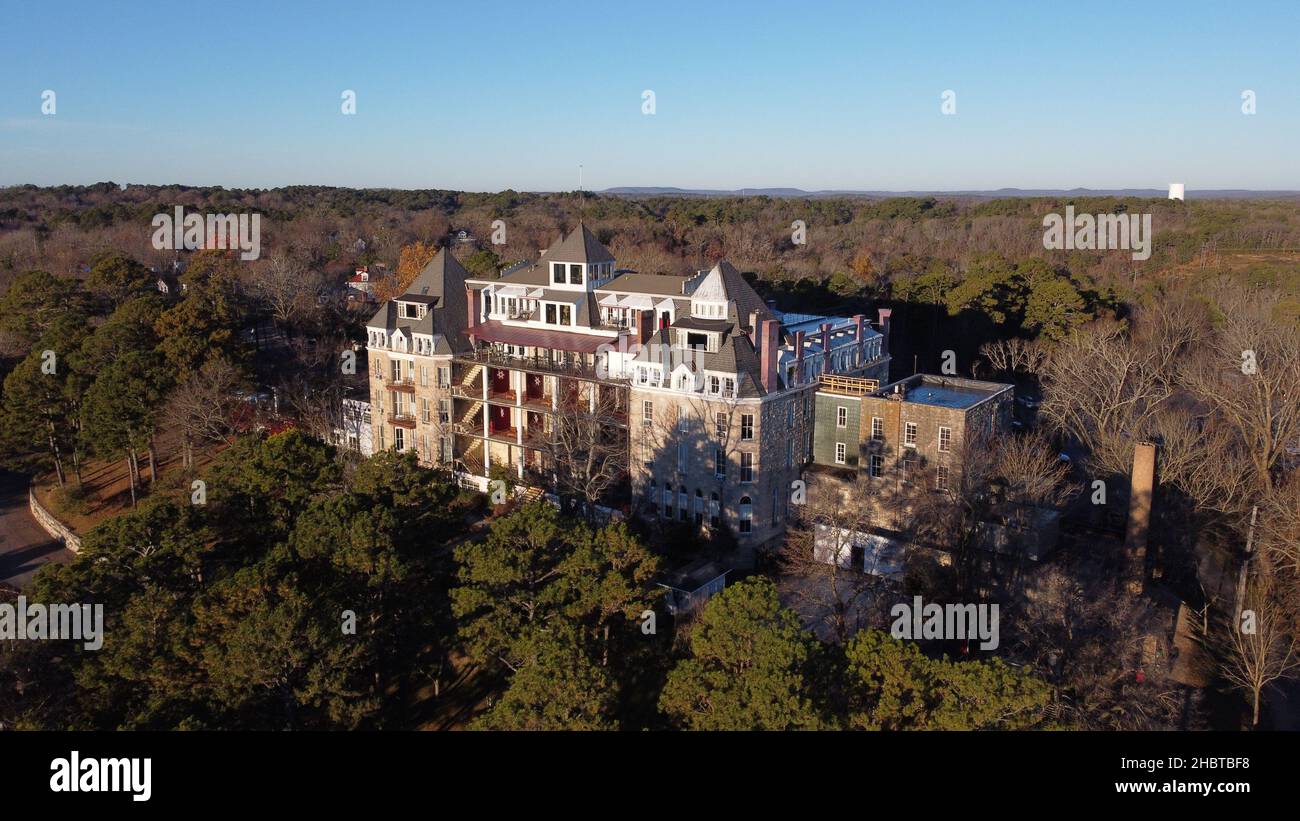 Photographie aérienne de l'hôtel Crescent à Eureka Springs, Arkansas, en début de matinée du 2021 novembre. Banque D'Images