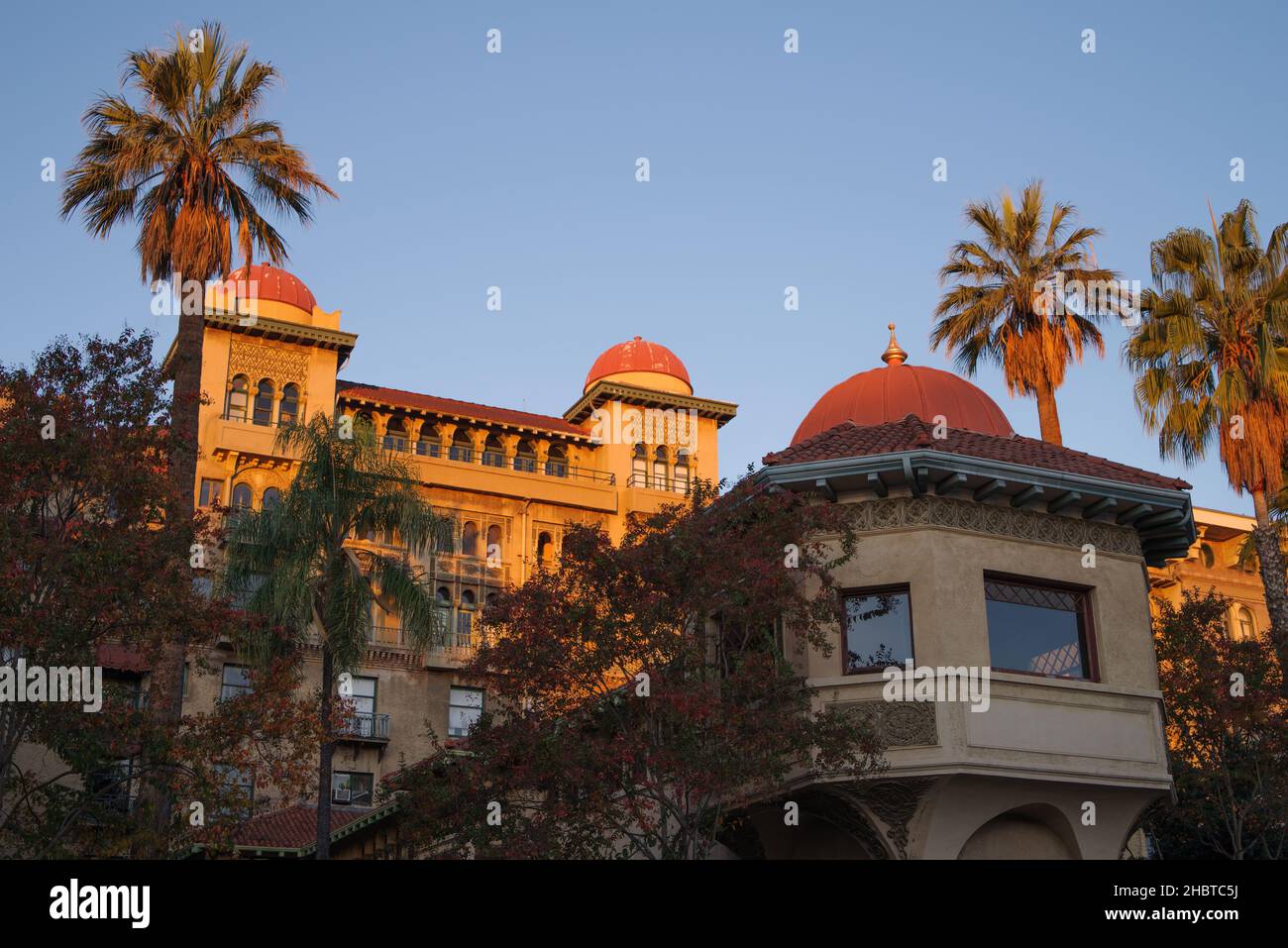 Image lumineuse dorée du matin du Château Vert à Pasadena. Le bâtiment est un monument historique enregistré à l'échelle nationale et un point de repère local. Banque D'Images