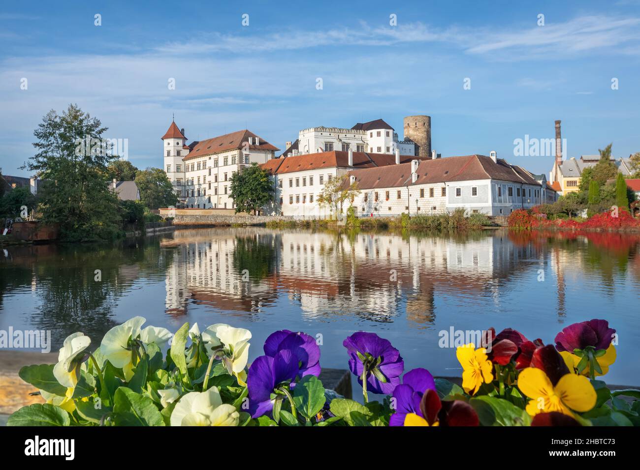 Jindrichuv Hradec, Tchéquie - vue sur le château historique avec des fleurs en premier plan Banque D'Images