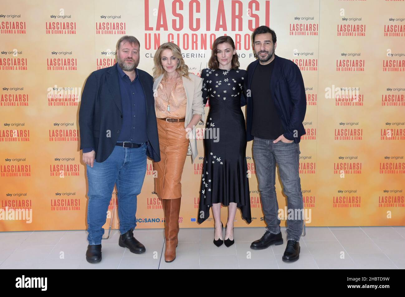 Rome, Italie.21st décembre 2021.De (G-D) Stefano Fresi, Claudia Gerini, Marta Nieto et Edoardo Leo assister à la photo du film Lasciarsi un giorno a Roma à l'hôtel le Meridien Visconti.Crédit : SOPA Images Limited/Alamy Live News Banque D'Images