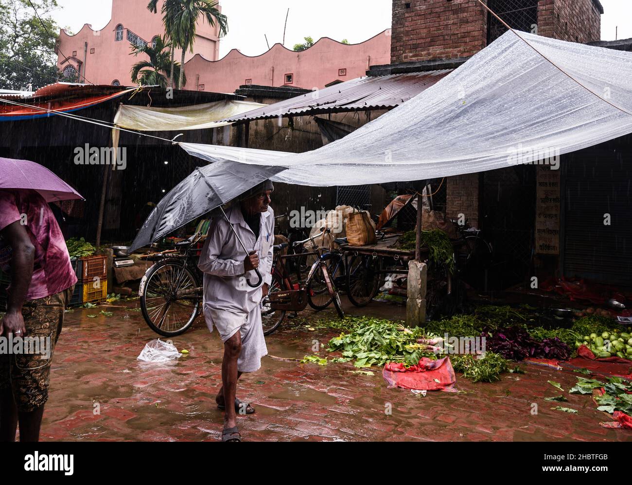 La tempête cyclonique Jawad était un cyclone tropical faible qui a provoqué des perturbations majeures dans l'Andhra Pradesh, l'Odisha et le Bengale occidental, tout en amenant de fortes précipitations et de forts vents sur ces États comme un système affaibli.Inde. Banque D'Images