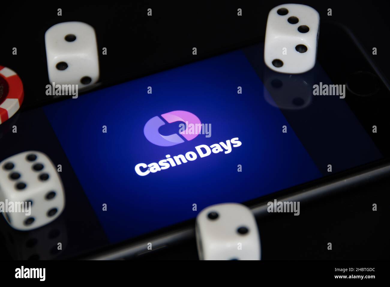 Rheinbach, Allemagne 4 mai 2021, gros plan du logo 'CasinoDays' avec quelques dés Banque D'Images