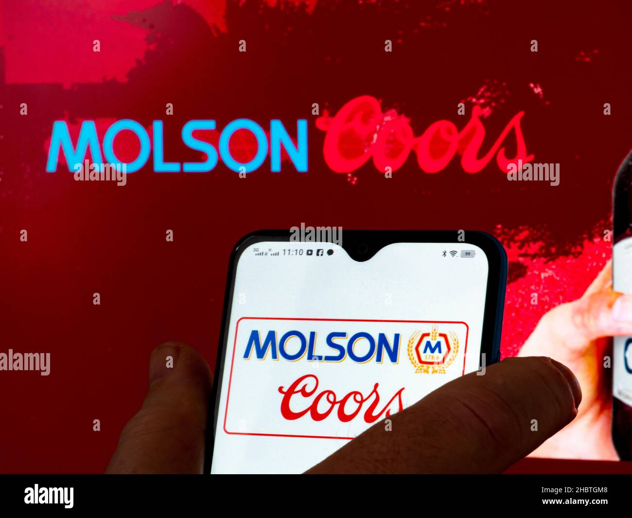 Dans cette illustration, le logo Molson Coors Beverage Company est affiché sur un smartphone et en arrière-plan. Banque D'Images
