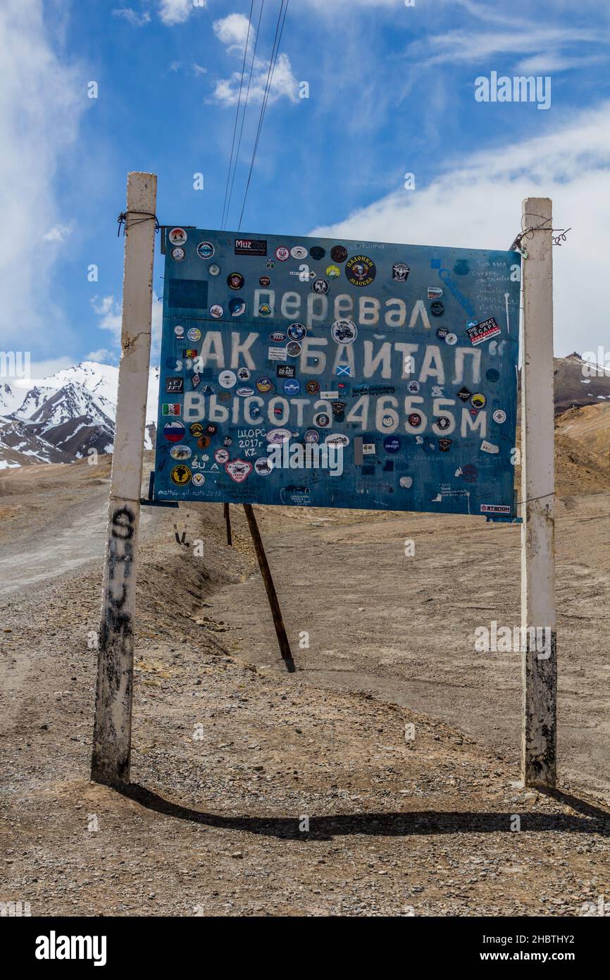 ROUTE DE PAMIR, TADJIKISTAN - 27 MAI 2018 : panneau passage d'Ak Baital à l'autoroute de Pamir dans la région autonome de Gorno-Badakhshan, Tadjikistan Banque D'Images