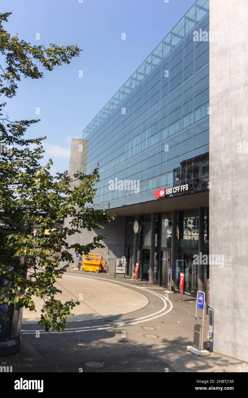 Zug, Suisse - 18 septembre 2020 : bâtiment d'entrée de la gare ferroviaire dans le canton de Zug, en Suisse Banque D'Images