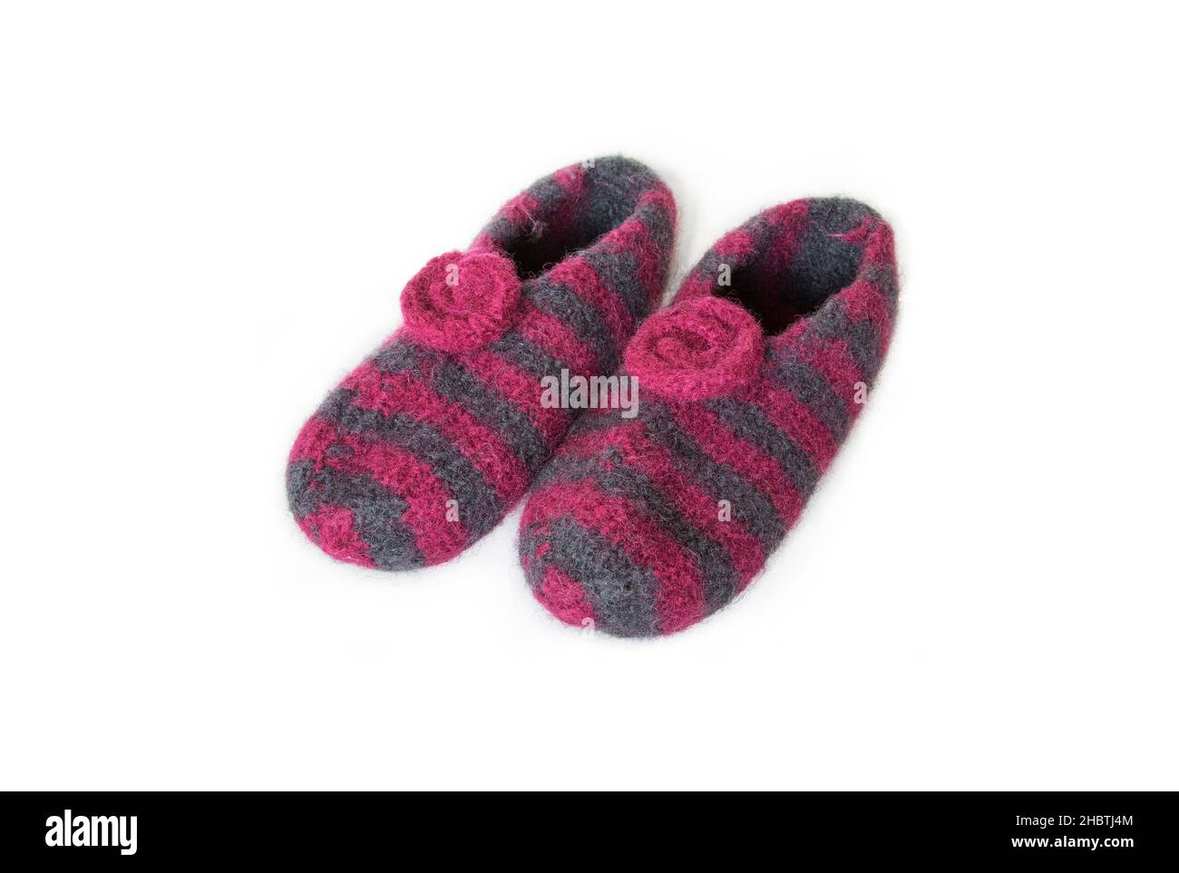 Chaussons en feutre tricotés sur fond blanc Banque D'Images
