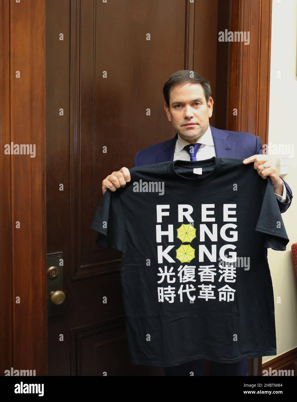 Le sénateur Marco Rubio tenant un T-shirt gratuit de Hong Kong ca.18 octobre 2019 Banque D'Images