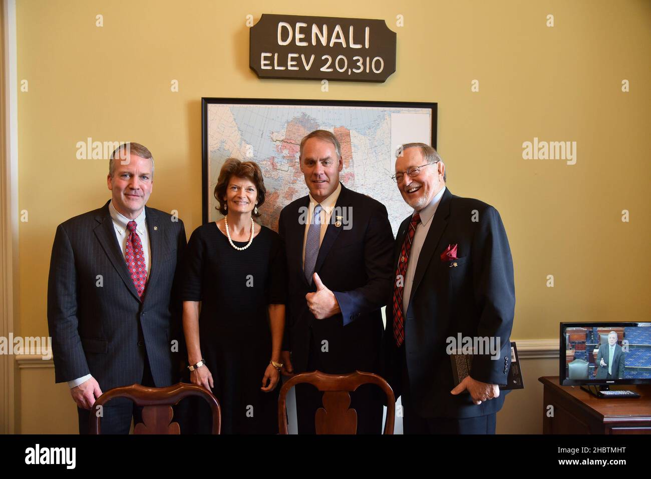 Ryan Zinke et la délégation du Congrès de l'Alaska, la sénatrice Lisa Murkowski, le sénateur Dan Sullivan, le député Don Young ca.26 mai 2017 Banque D'Images