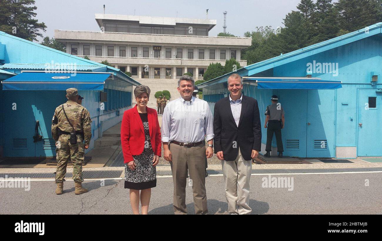Le sénateur Joni Ernst, le sénateur Cory Gardner et le sénateur Dan Sullivan à la frontière de la zone démilitarisée de la Corée vers.2 juin 2016 Banque D'Images