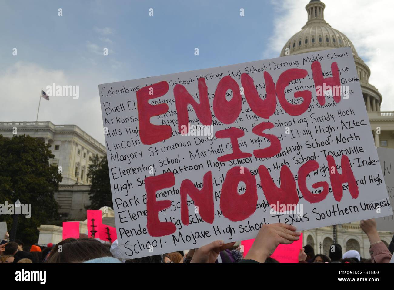 Un manifestant portant un signe qui dit, assez est suffisant à une manifestation contre la violence par armes à feu devant le Capitole des États-Unis ca.14 mars 2018 Banque D'Images