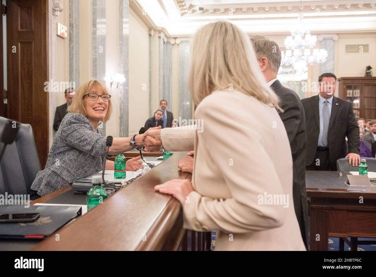 Le sénateur Maggie Hassan accueille les participants avant l'audience du Comité sénatorial sur le commerce, le mercredi 28 juin 2017 Banque D'Images