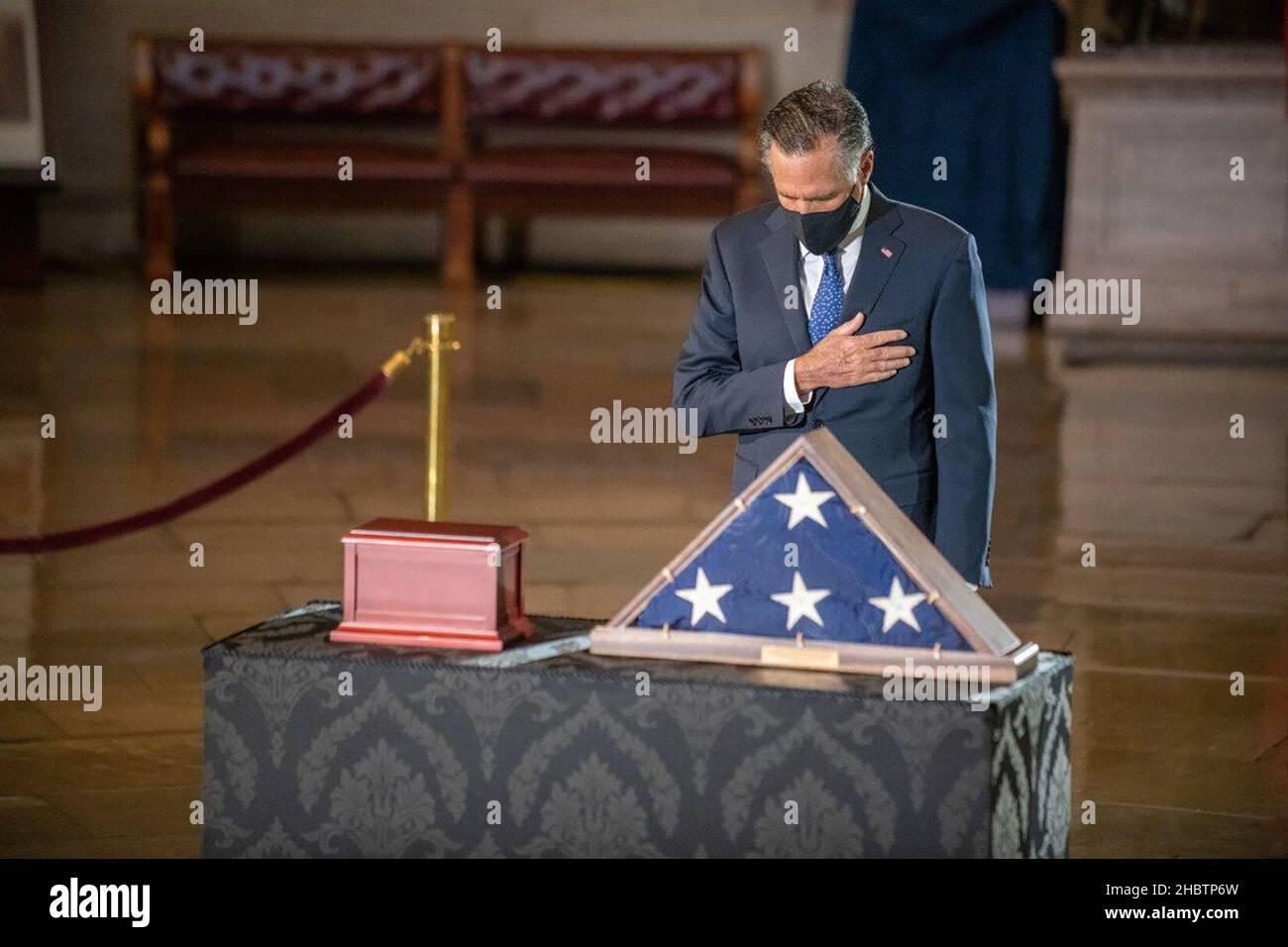 Le sénateur Mitt Romney rend hommage à l'officier Brian Sicknick, un officier de police du Capitole des États-Unis qui a subi un accident vasculaire cérébral et est mort dans son bureau, il était un héros américain ca.3 février 2021 Banque D'Images