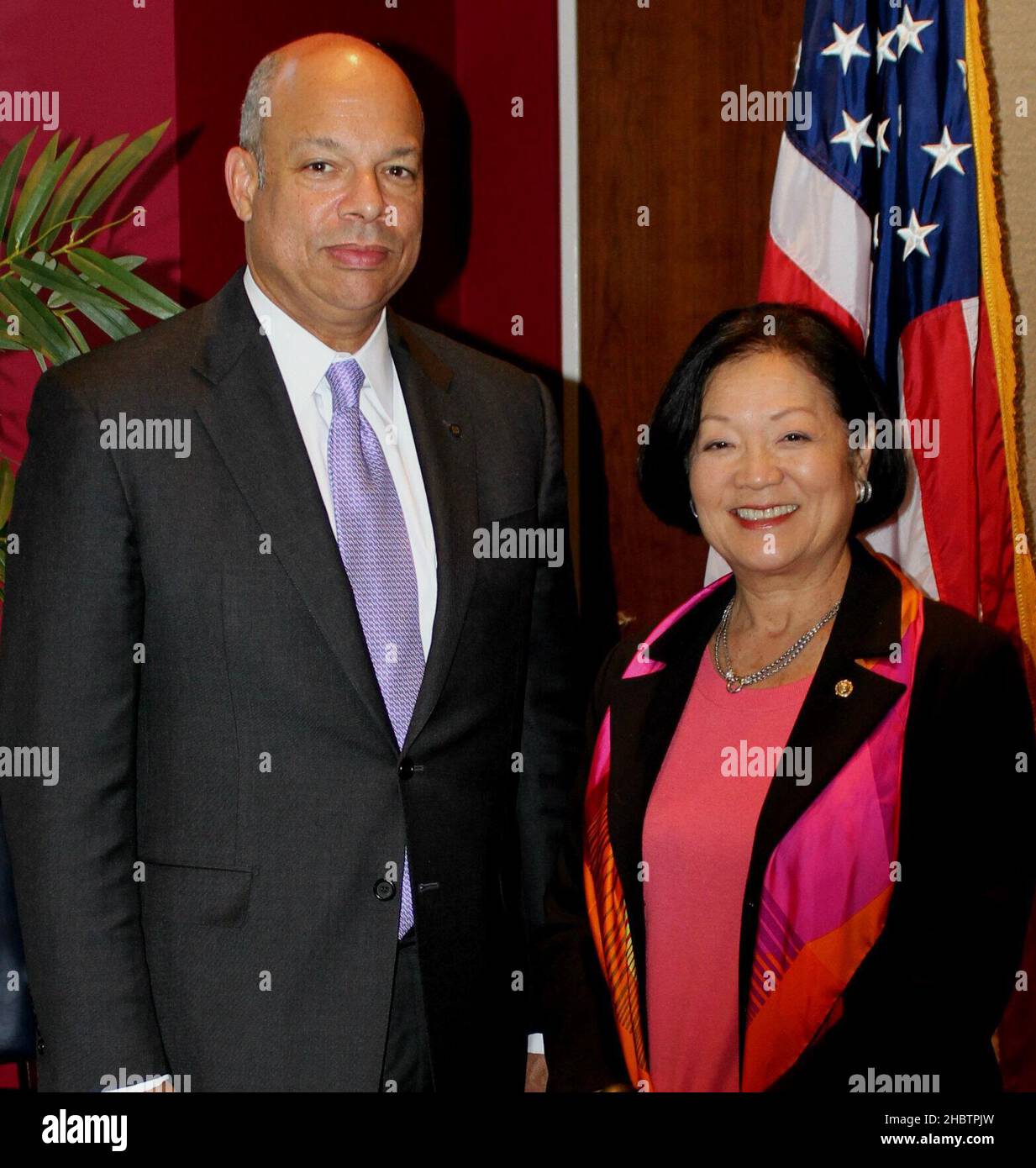 Jeh Johnson et le sénateur Mazie Hirono ca.16 décembre 2013 Banque D'Images